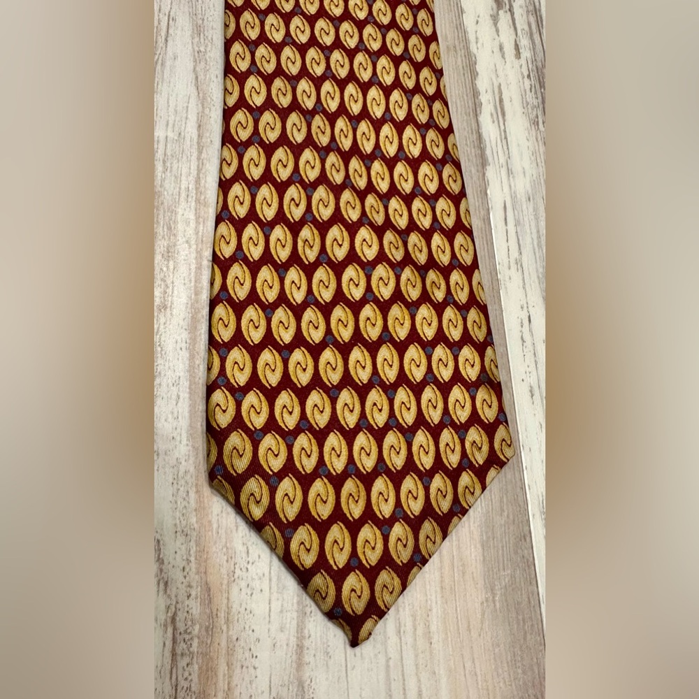 Stylish Pullman Men's Tie in Rich Burgundy and Gold